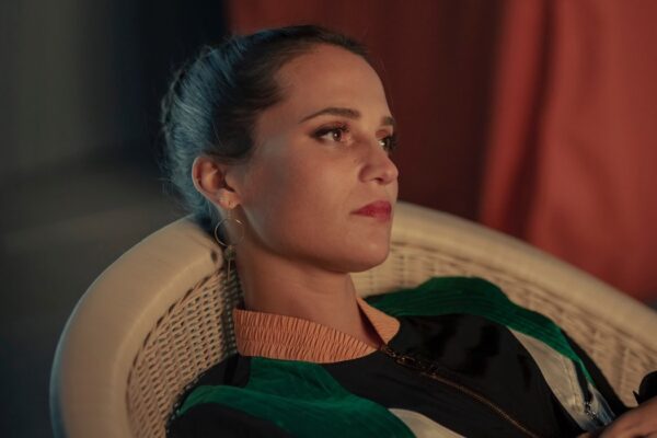 Alicia Vikander interpreta Mira In