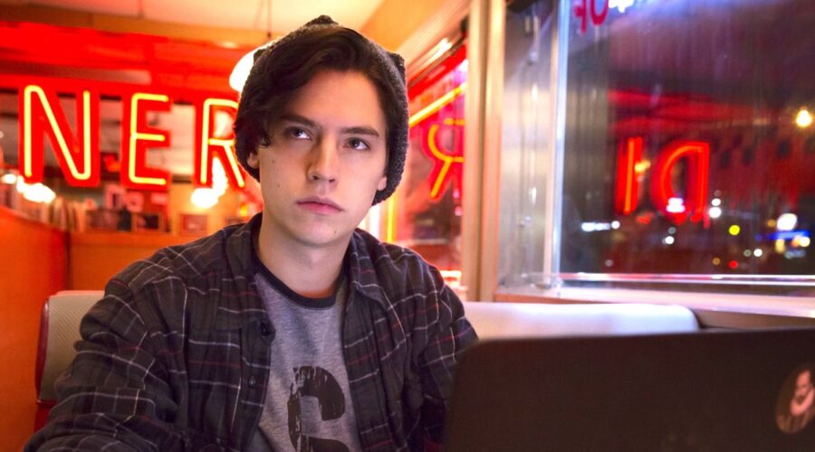 Cole Sprouse in una scena di