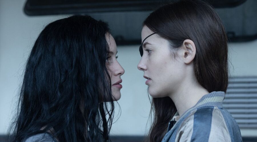 Da sinistra: Milena Smit e Mireia Oriol in una scena di 