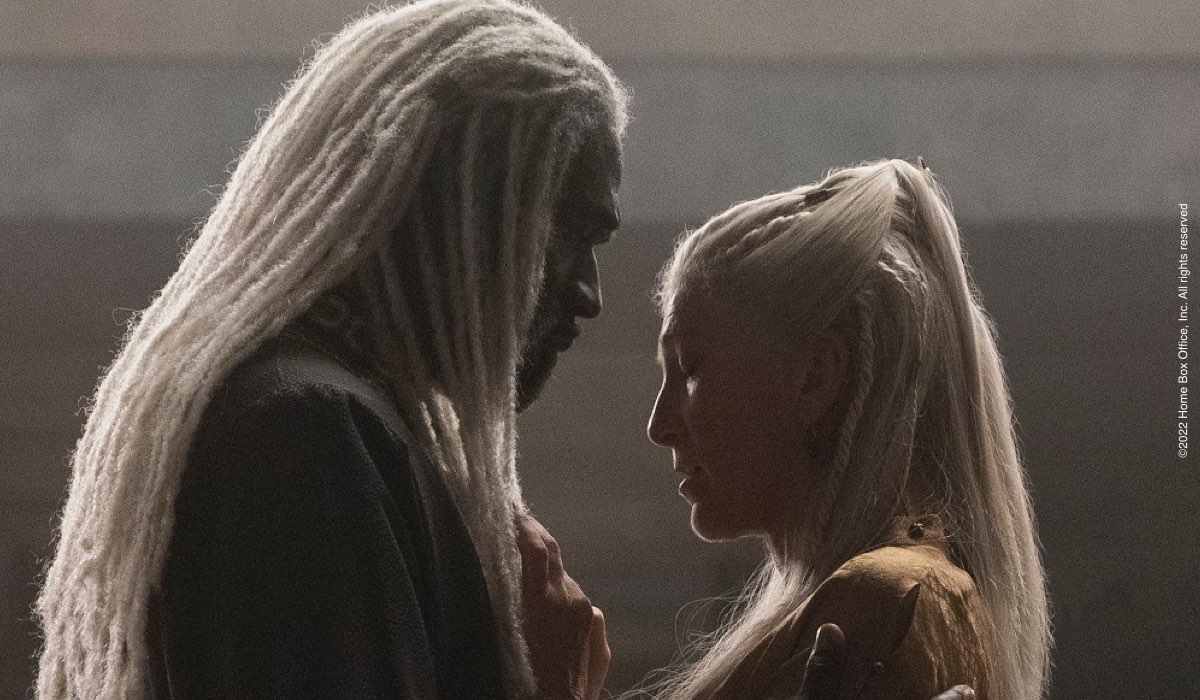 Da sinistra: Steve Toussaint interpreta Corlys Velaryion e Eve Best interpreta Rhaenys Targaryen In 