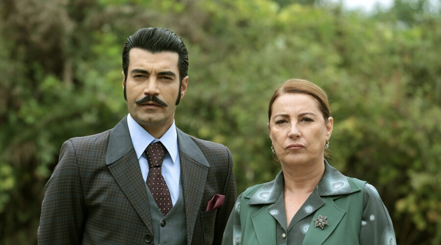 Da sinistra: Murat Ünalmis (Demir) e Vahide Perçin (Hünkar) 
 in una scena di