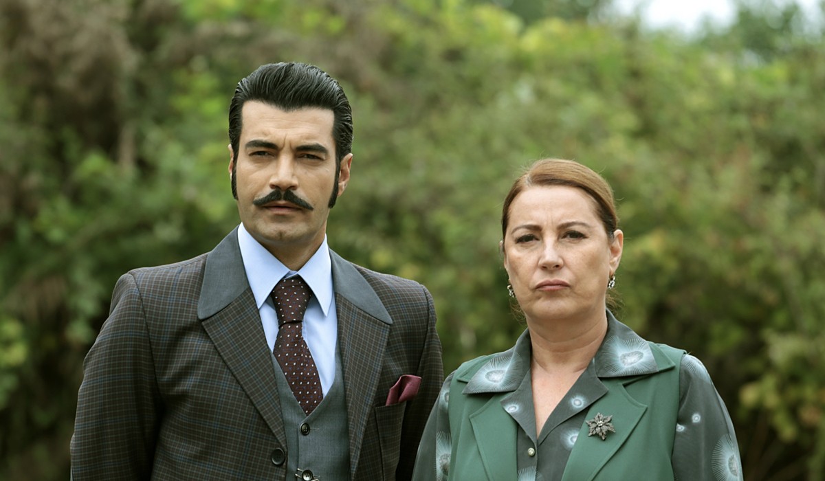 Da sinistra: Murat Ünalmis (Demir) e Vahide Perçin (Hünkar)
in una scena di