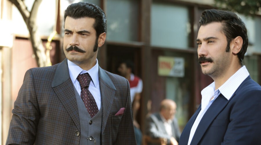 Da sinistra: Murat Ünalmis (Demir) e Ugur Günes (Yilmaz)
 in una scena di