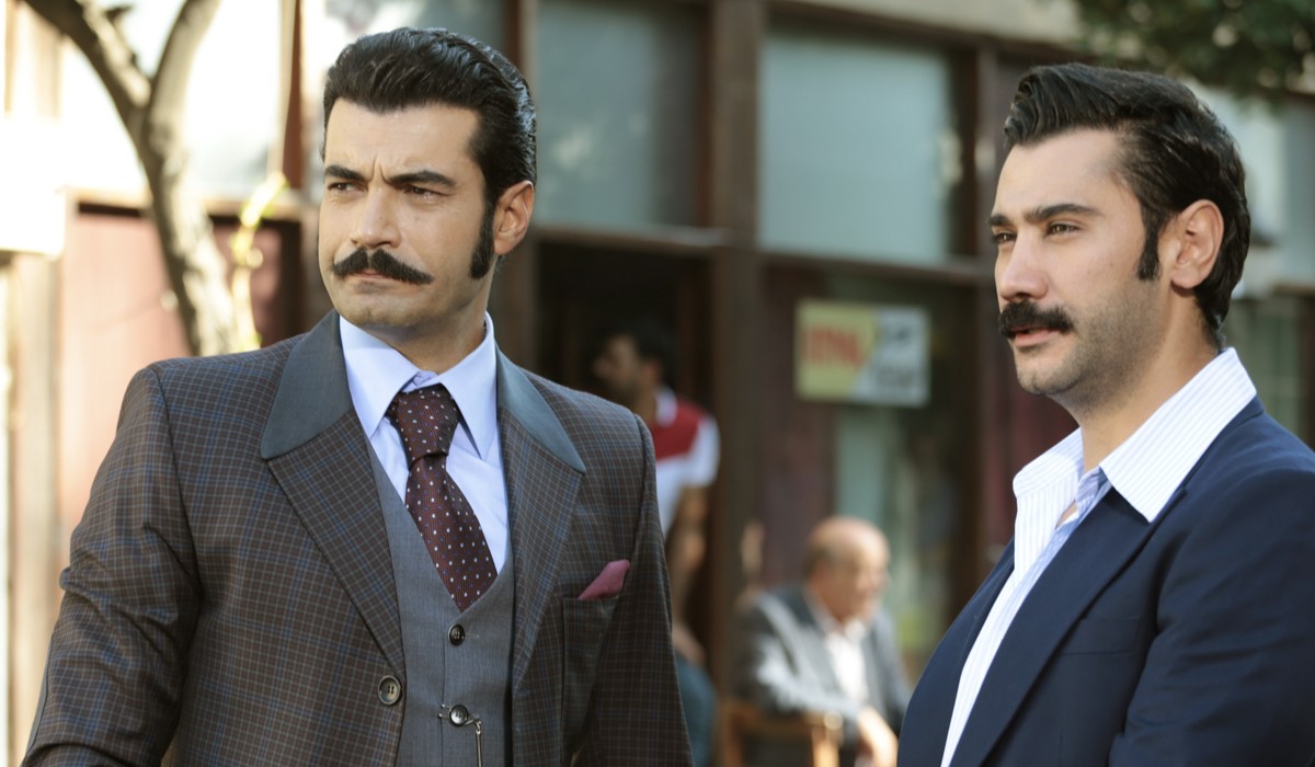 Da sinistra: Murat Ünalmis (Demir) e Ugur Günes (Yilmaz)  in una scena di 