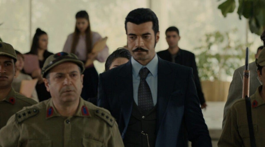 Murat Ünalmis (Demir) in una scena di 