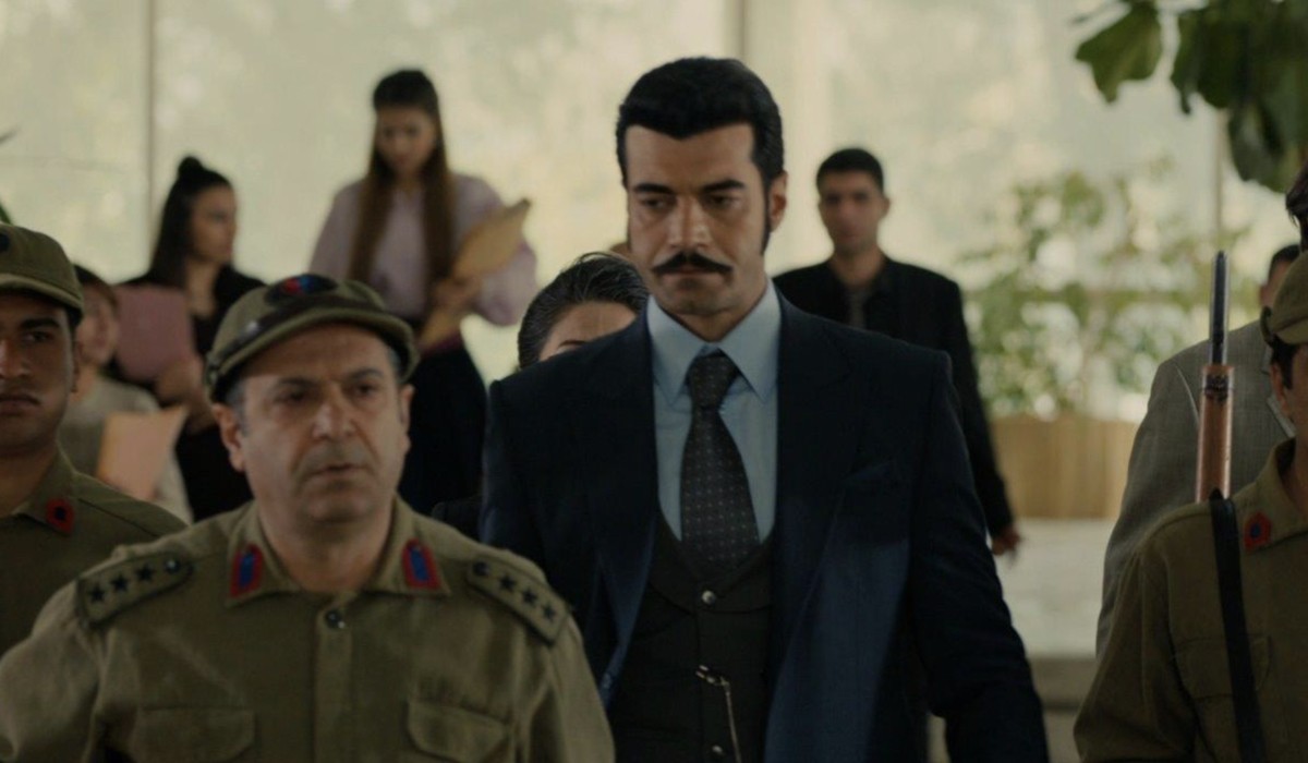 Murat Ünalmis (Demir) in una scena di