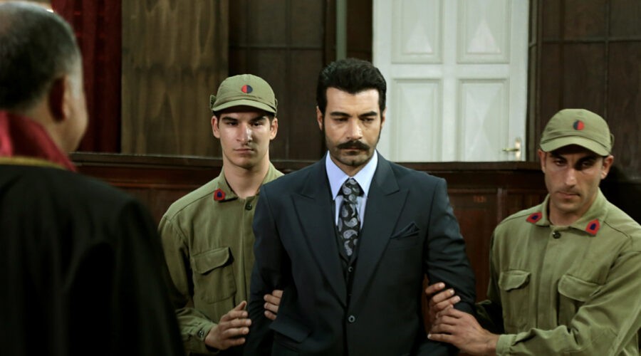 Murat Ünalmis (Demir) in una scena di