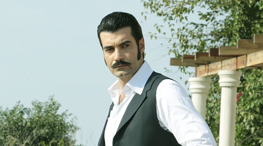 Murat Ünalmis (Demir) in una scena di