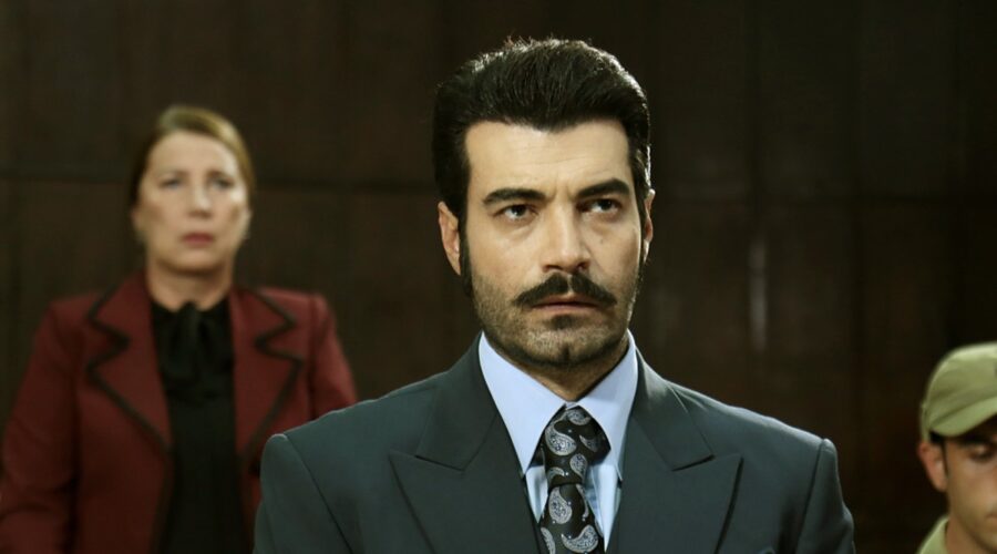 Murat Ünalmis (Demir) in una scena di