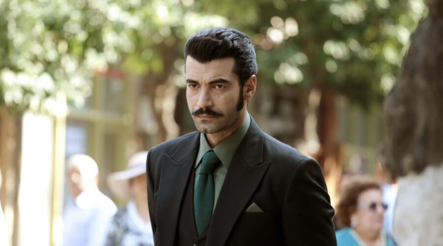 Murat Ünalmis (Demir) in una scena di
