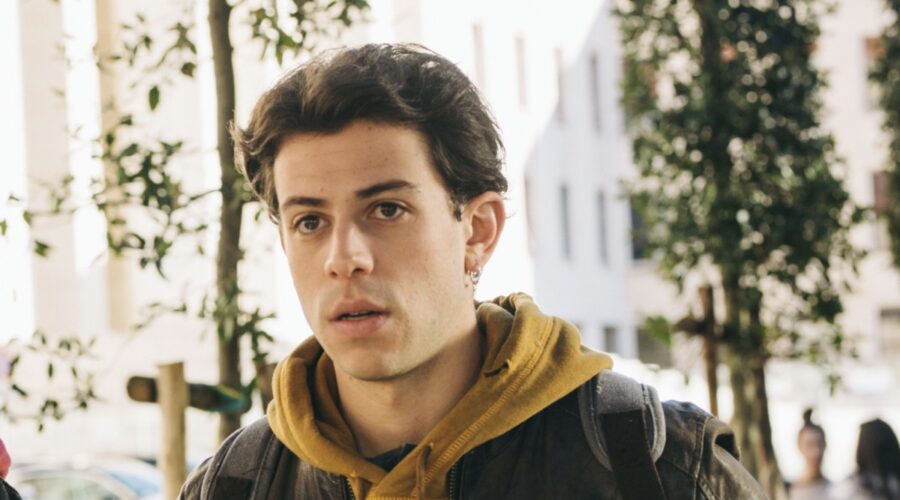 Francesco Centorame (Elia Santini) in una scena di “SKAM Italia 5”. Credits: Netflix Italia.