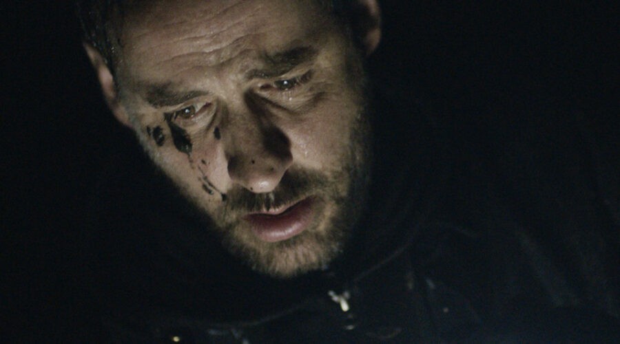 Fred Testot (Damien) in una scena de “La Mantide”. Credits: Mediaset 