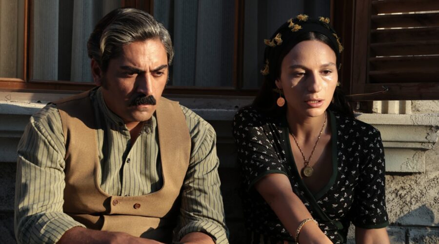 Da sinistra: Bülent Polat (Gaffur Taskin) e Selin Yeninci (Saniye) in una scena di