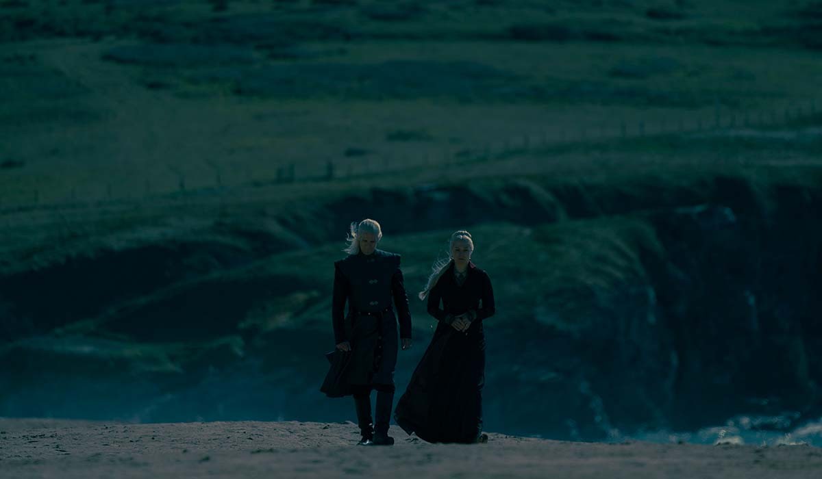 Il principe Daemon Targaryen (interpretato da Matt Smith) e la principessa Rhaenyra da adulta (Emma D’Arcy) in una scena di 