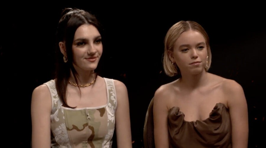 Da sinistra: Emily Carey e Milly Alcock. Credits: Cattura schermo/Tvserial.it.