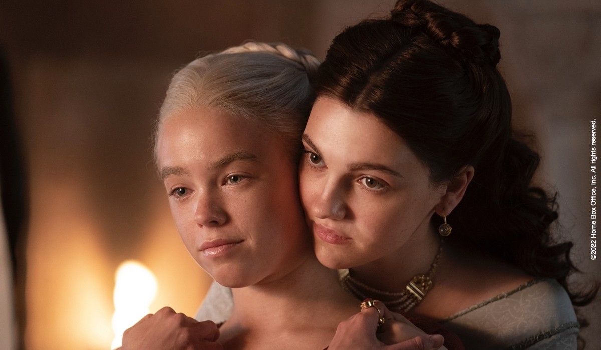 Da sinistra: Milly Alcock (Principessa Rhaenyra Targaryen da giovane) ed Emily Carey (Alicent Hightower da giovane) in una scena di 