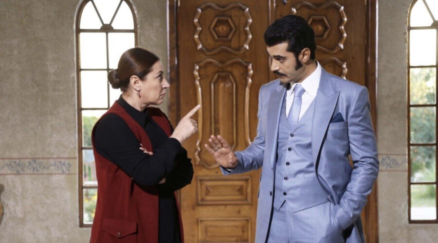 Da sinistra: Vahide Perçin (Hünkar) e Murat Ünalmis (Demir) in una scena di 
