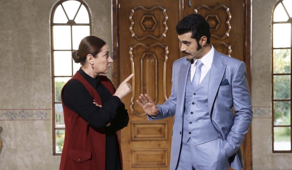 Da sinistra: Vahide Perçin (Hünkar) e Murat Ünalmis (Demir) in una scena di 
