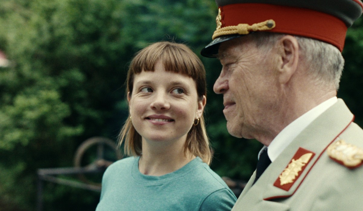Jella Haase, Jürgen Heinrich In Kleo Credits Netflix