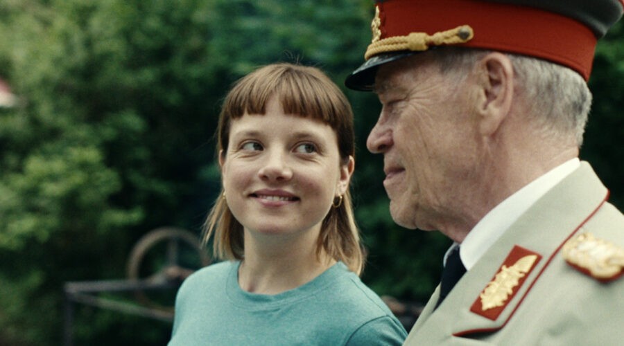 Jella Haase, Jürgen Heinrich In Kleo Credits Netflix