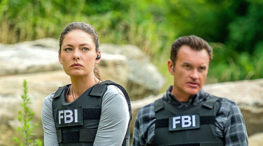 Da sinistra: Alexa Davalos e Julian McMahon in una scena di