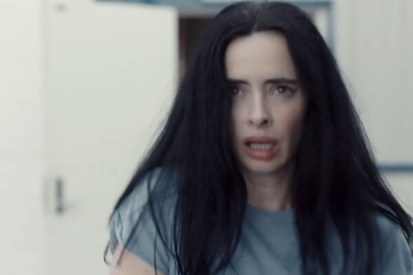 Krysten Ritter interpreta Lucy, qui in una scena di “Orphan Black: Echoes” al debutto nel 2024. Credits: Amc/YouTube.