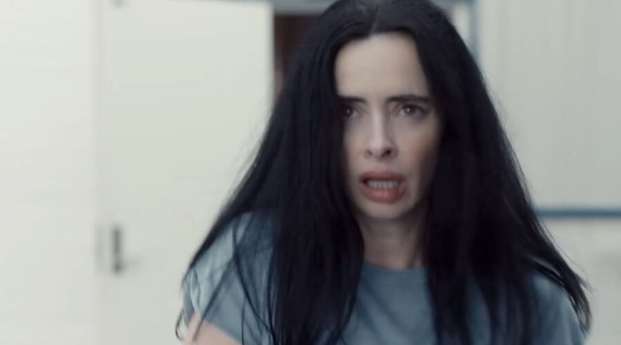 Krysten Ritter interpreta Lucy, qui in una scena di “Orphan Black: Echoes” al debutto nel 2024. Credits: Amc/YouTube.
