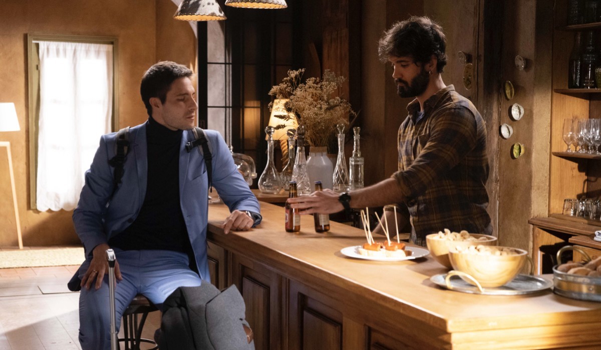 Da sinistra: Miguel Brocca (Sergio) e Oliver Ruano (Tirso Noguera) in una scena di “Un altro domani”. Credits: Mediaset