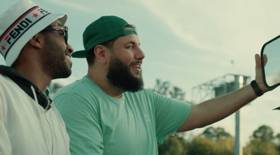 Mo Amer in una scena di 