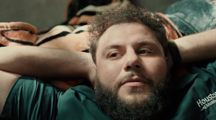 Mo Amer nel primo episodio di 