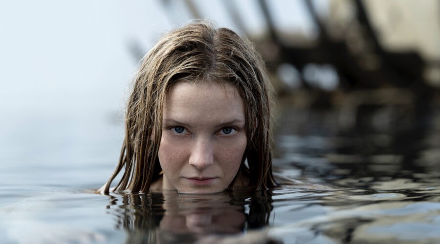 Morfydd Clark (Galadriel) in una scena de