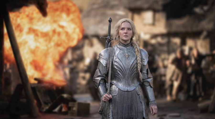 Morfydd Clark (Galadriel) in una scena de