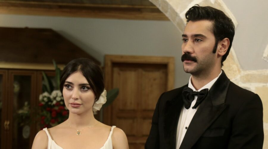 Da sinistra: Melike Yalova (Müjgan Hekimoglu) e Ugur Günes (Yilmaz)
 in una scena di