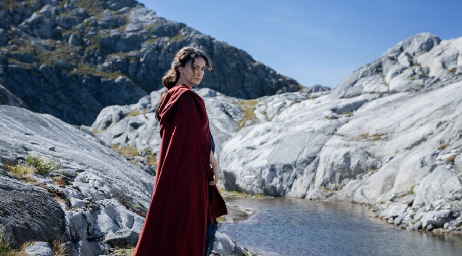 Nazanin Boniadi (Bronwyn) in una scena de