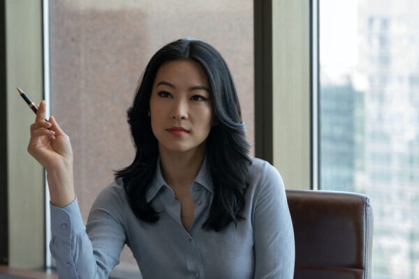 Arden Cho nel ruolo di Ingrid Yun nell'episodio 107 di “Partner Track”. Credits: Vanessa Clifton/Netflix © 202