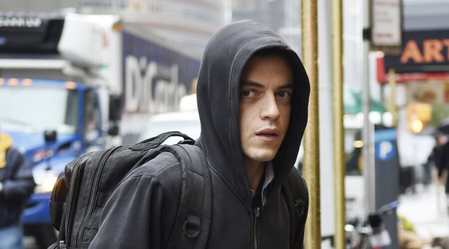 Rami Malek in una scena di “Mr. Robot”. Credits: Mediaset/RTI.