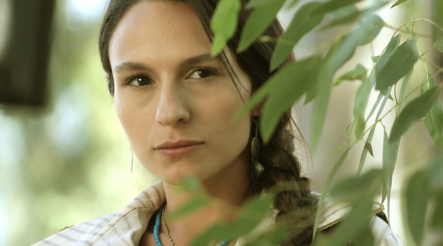 Selin Yeninci (Saniye) in una scena di 