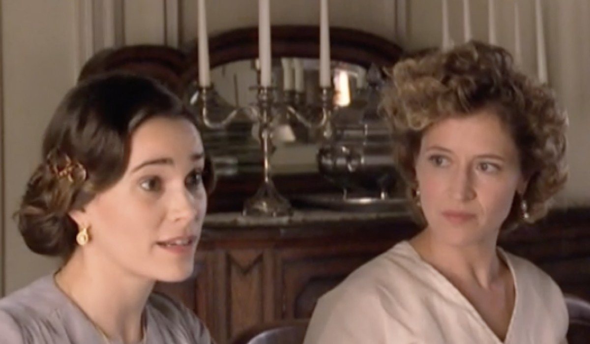 Da sinistra: Celia Freijeiro (Adela Silva Torrealba) e Marta Larralde (Diana Silva Torrealba) in una scena della puntata 11 di 