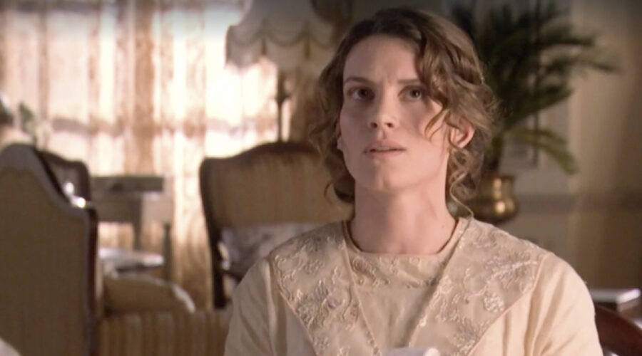 Mariona Tena (Blanca Silva Torrealba) in una scena della puntata 11 di 