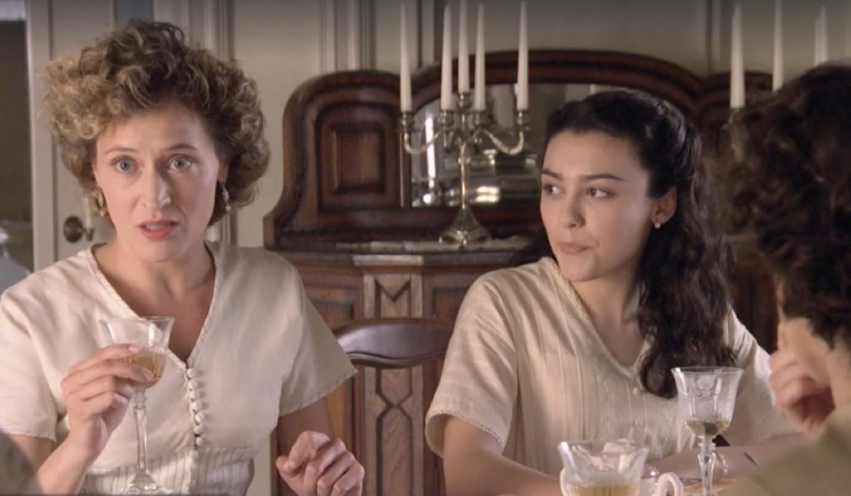 From left: Marta Larralde (Diana Silva Torrealba) and Carla Díaz (Elisa Silva Torrealba) in a scene from episode 11 of 