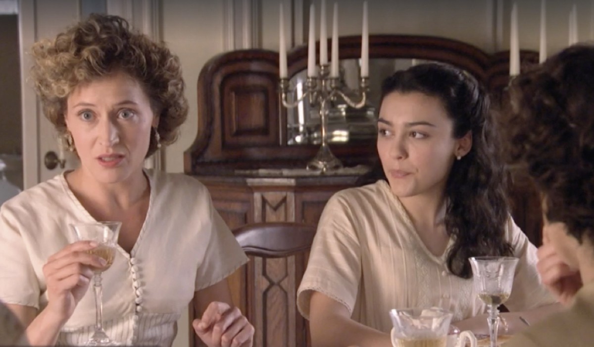 Da sinistra: Marta Larralde (Diana Silva Torrealba) e Carla Díaz (Elisa Silva Torrealba) in una scena della puntata 11 di 