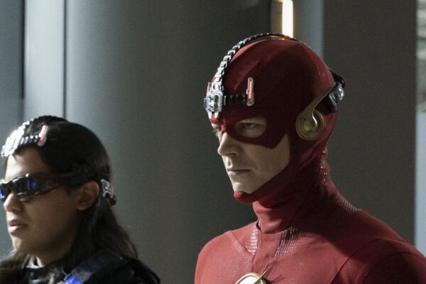 Da sinistra: Carlos Valdes (Mecha Vibe) e Grant Gustin (The Flash) in una scena di