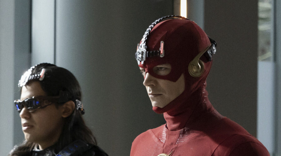 Da sinistra: Carlos Valdes (Mecha Vibe) e Grant Gustin (The Flash) in una scena di