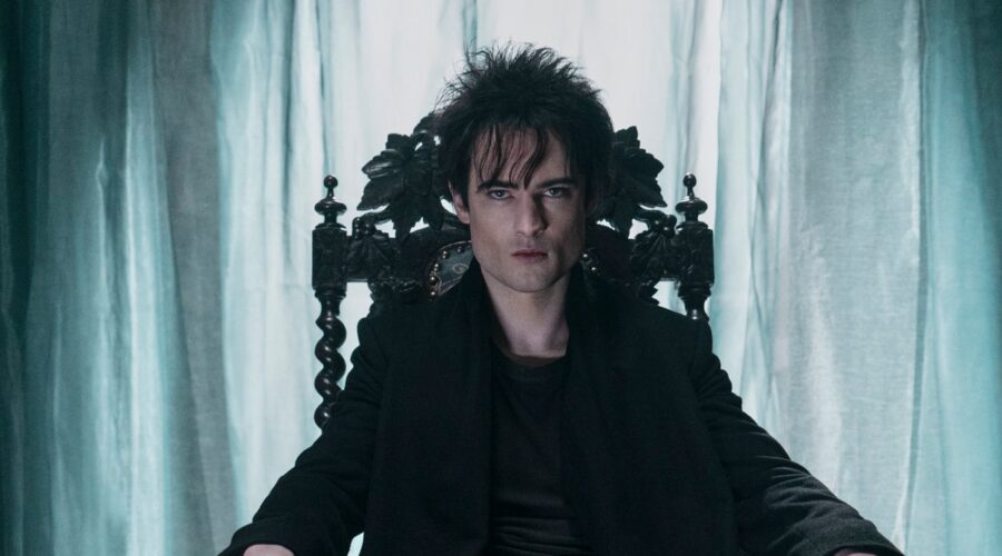 Tom Sturridge in una scena di