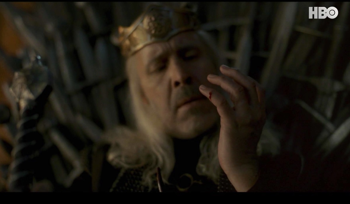 Viserys (Paddy Considine) si taglia una mano con una lama del Trono in un fotogramma di “House of the Dragon”. Credits: Cattura schermo Sky/HBO.