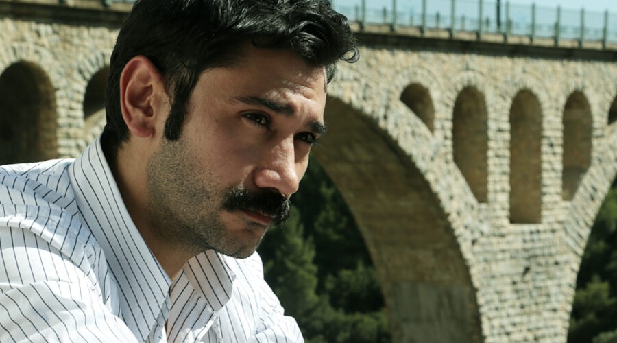 Ugur Günes (Yilmaz) in una scena di