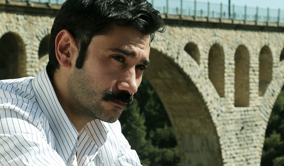 Ugur Günes (Yilmaz) in una scena di
