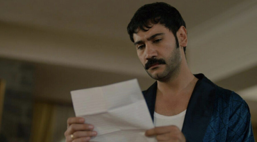 Ugur Günes (Yilmaz) in una scena di