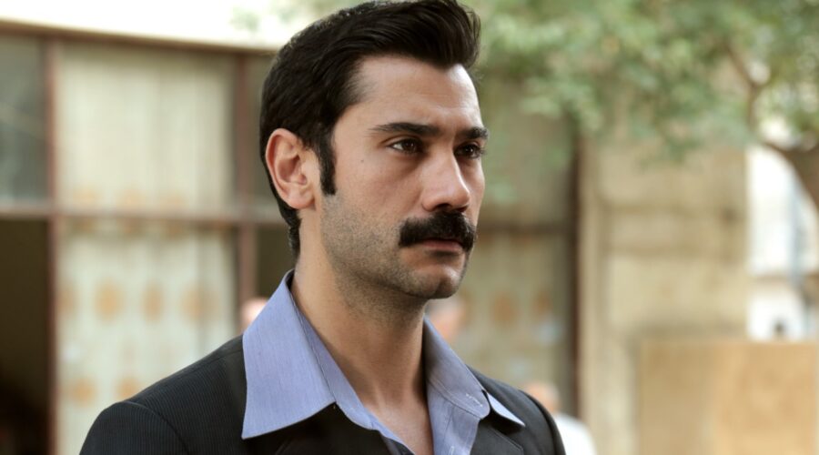 Ugur Günes (Yilmaz) in una scena di