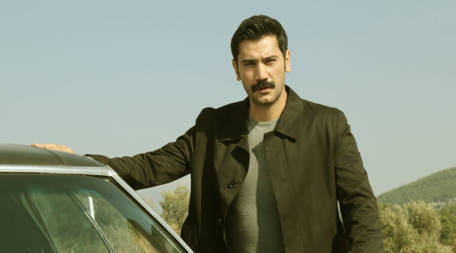 Ugur Günes (Yilmaz)
 in una scena di